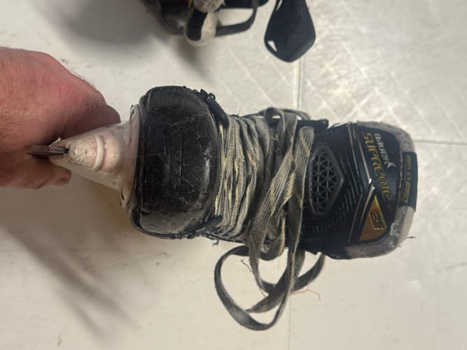 2018 Bauer Supreme 2S Pro Hockey Skates Extra Wide Width Size 4 (Used)