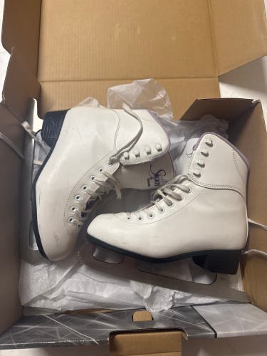 Soft Skates Figure Skates B Junior 7 (Used)