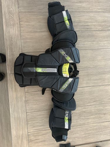 Small / Medium 2023 Warrior RITUAL X4 E Goalie Chest Protector (Used)