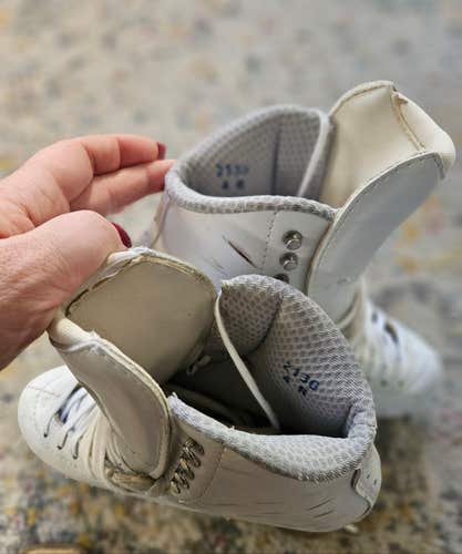 Elle by Jackson FS2130 Girls Figure Skates White Size 4R w/ Ultima Mirage Blades (Used)