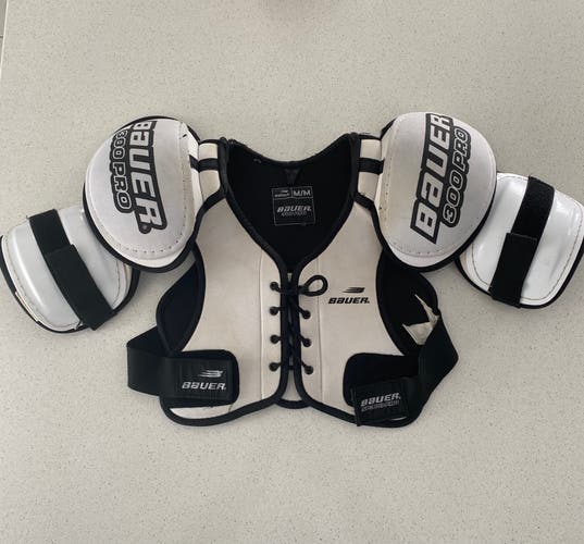 Medium Senior Bauer Sp300PRO Shoulder Pads (Used)