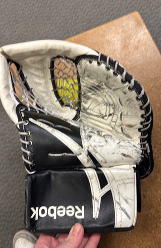 JR Regular Reebok 7000 (Used) Black Junior ice hockey catch glove catcher