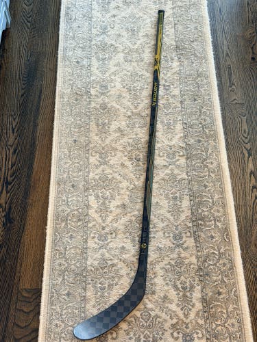 Junior Bauer Proto-R Right Handed Hockey Stick P28 40 Flex (Used)