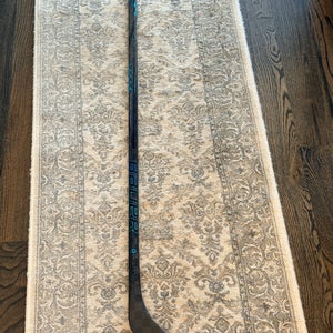 Junior Bauer Twitch Right Handed Hockey Stick P28 40 Flex (New)