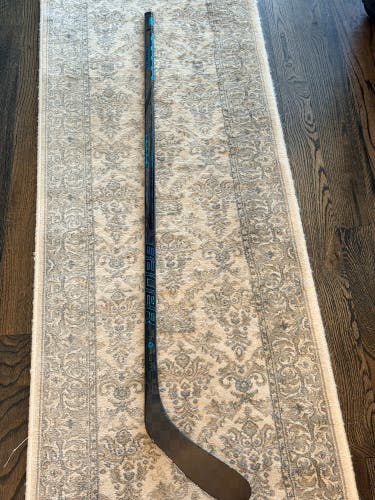 Junior Bauer Twitch Right Handed Hockey Stick P28 40 Flex (New)