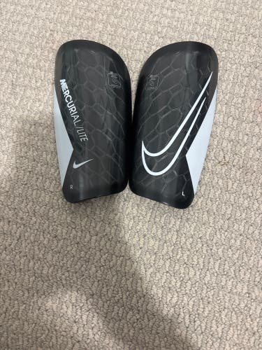 Unisex Large Nike Mercurial lite Shin Guards (New)
