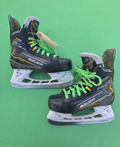 Junior Bauer Supreme M40 Hockey Skates Regular Width Size 3