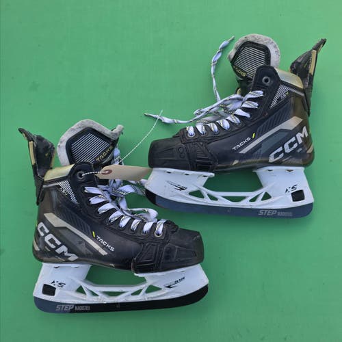 Junior CCM AS-V Hockey Skates Regular Width Size 3.5