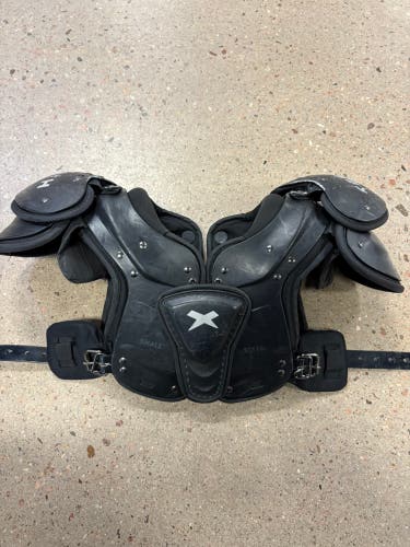 Small Youth Xenith Flyte Shoulder Pads (Used)