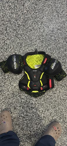 Men's Small Junior Bauer Vapor 3X Shoulder Pads (Used)