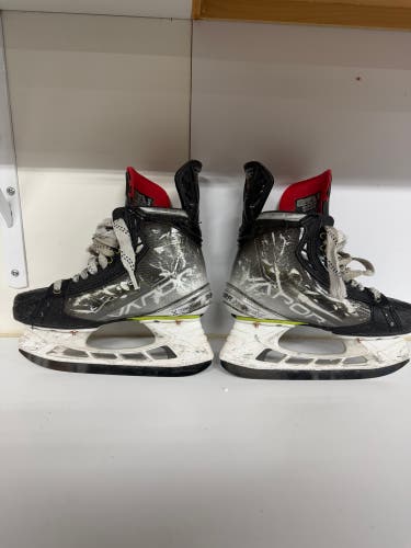 Bauer Vapor Hyperlite Hockey Skates Regular Width Size 4 (Used)