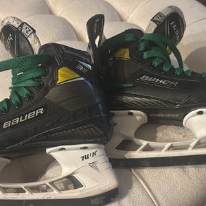 2020 Bauer Supreme 3S Pro Hockey Skates Regular Width Size 2.5 (Used)