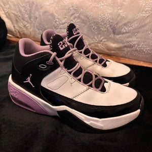 Jordan Girls Max Aura 3 GS basketball shoes/sneakers. Black, Purple & White. 5.5Y