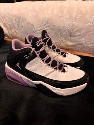 Jordan Girls Max Aura 3 GS basketball shoes/sneakers. Black, Purple & White. 5.5Y