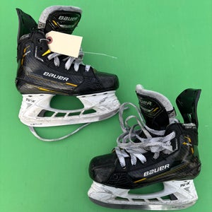 Junior Bauer Supreme M5 Pro Hockey Skates Regular Width Size 1.5