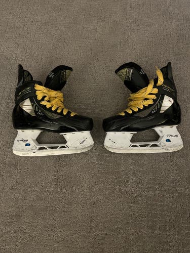 True Catalyst 7 Hockey Skates - Intermediate Size 4 Regular