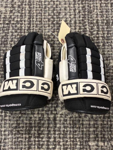 Black Youth CCM Tacks 452 Gloves 11" (Used)