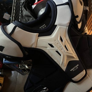 Men's Large Senior CCM Vector Shoulder Pads (Used)