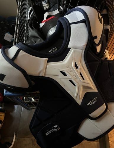 Men's Large Senior CCM Vector Shoulder Pads (Used)