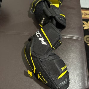 Junior Medium CCM Classic Pro Elbow Pads (Used)