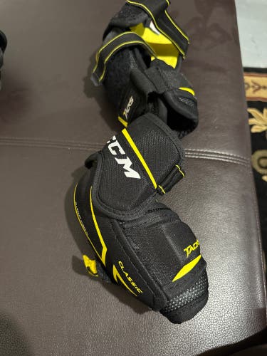 Junior Medium CCM Classic Pro Elbow Pads (Used)