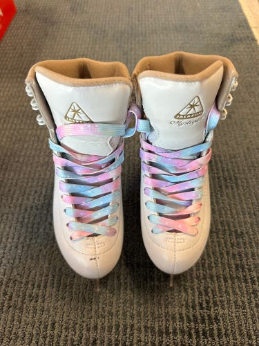 Jackson Ultima Mystique Figure Skates Junior 13.5 B (Used)