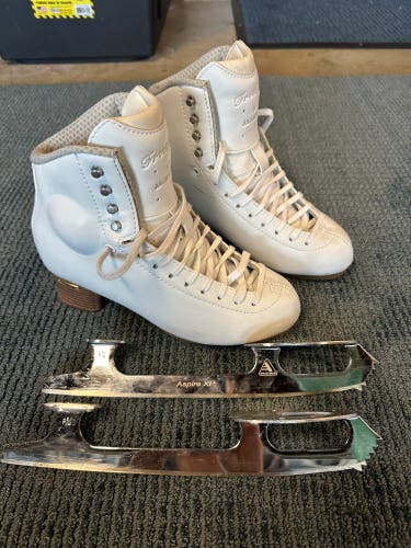 Jackson Ultima Freestyle Figure Skates C Adult 7.5 (Used)