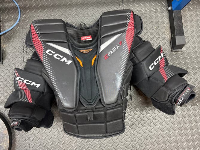 Medium 2025 CCM Extreme Flex Shield 7 Goalie Chest Protector (Used)