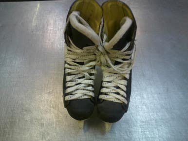 Used CCM 152 Intermediate Hockey Skate Intermediate 5.0 11339-S000198035