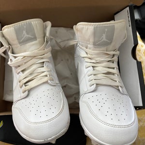 White Unisex Size M 8.5 (W 9.5) Adult Jordan Molded Cleats Cleats (Used)
