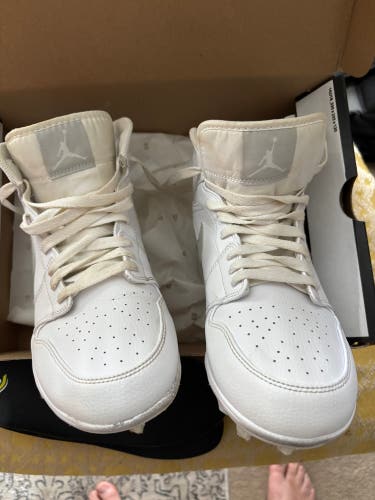 White Unisex Size M 8.5 (W 9.5) Adult Jordan Molded Cleats Cleats (Used)