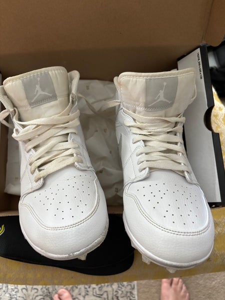 White Unisex Size M 8.5 (W 9.5) Adult Jordan Molded Cleats Cleats (Used)