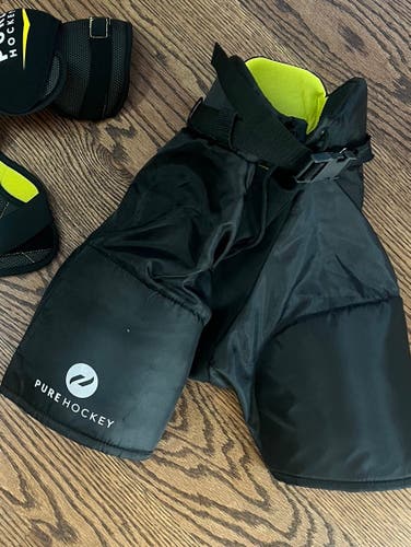 Youth medium Pure Hockey player shorts/breezers