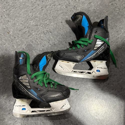 Junior True TF7 Hockey Skates | Size 2.5 Regular