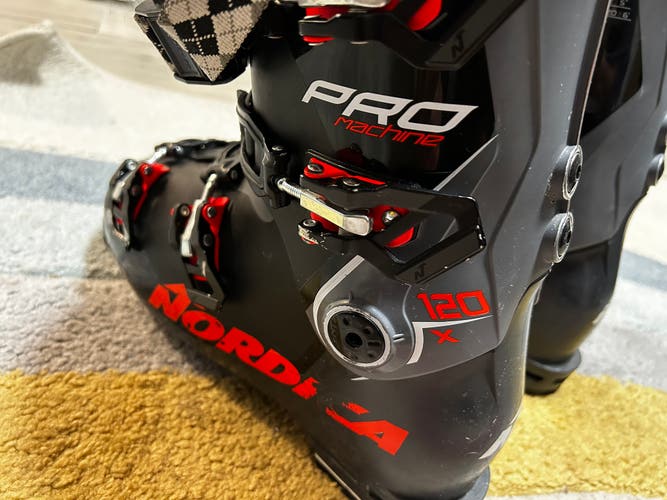 Mondo 28 & 28.5 Men's Nordica Speedmachine 120 flex All Mountain Ski Boots Stiff Flex (Used