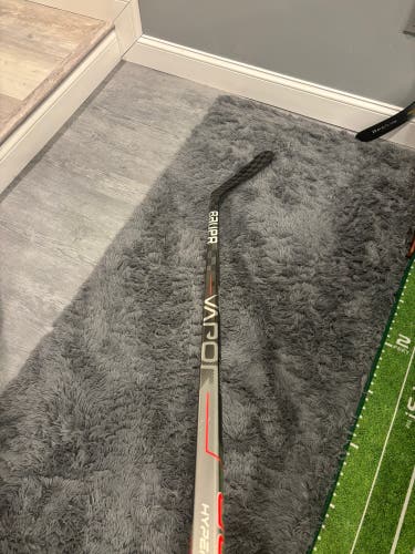 Intermediate Bauer Vapor Hyperlite Right Handed Hockey Stick P92 65 Flex Pro Stock (Used)