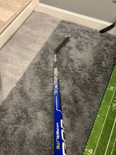 Intermediate Bauer Vapor FlyLite Right Handed Hockey Stick P92 65 Flex Pro Stock (New)