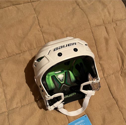 Medium Bauer Hyperlite Helmet (New)