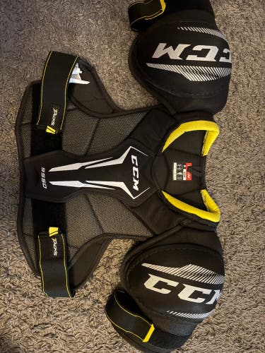 Medium Senior CCM Tacks 9550 Shoulder Pads (Used)