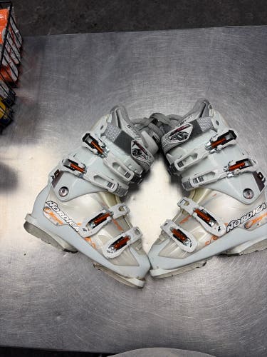 Mondo 23 & 23.5 Women's Nordica Ski Boots (Used)