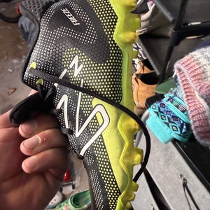 Black Kids 3.5Y (Big Kids / Youth) Youth New Balance Freeze 3.0 Mid Top (Used)