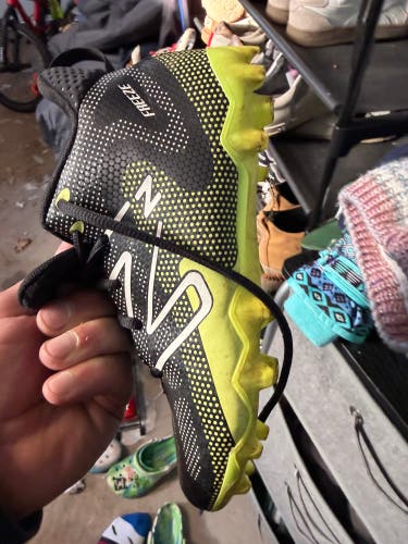 Black Kids 3.5Y (Big Kids / Youth) Youth New Balance Freeze 3.0 Mid Top (Used)