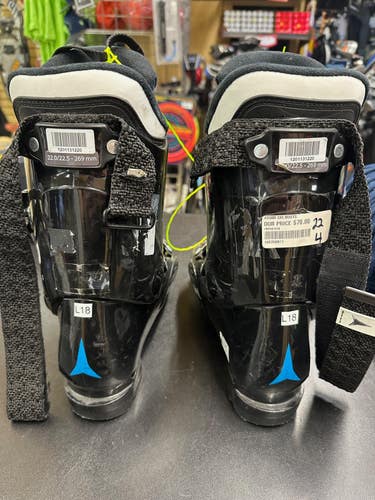 Mondo 22 & 22.5 Atomic Live Fit R80 Ski Boots Soft Flex (Used) in good shape