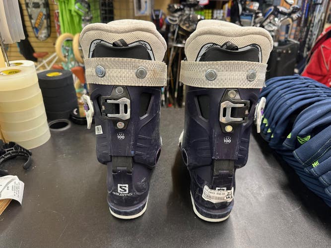Mondo 22 & 22.5 Women's Salomon Ski Boots Soft Flex (Used) In very good condition