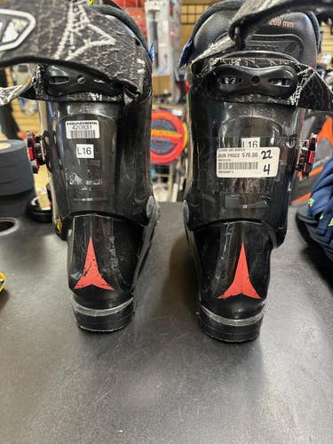 Mondo 22 & 22.5 Atomic Ski Boots (Used) in nice shape