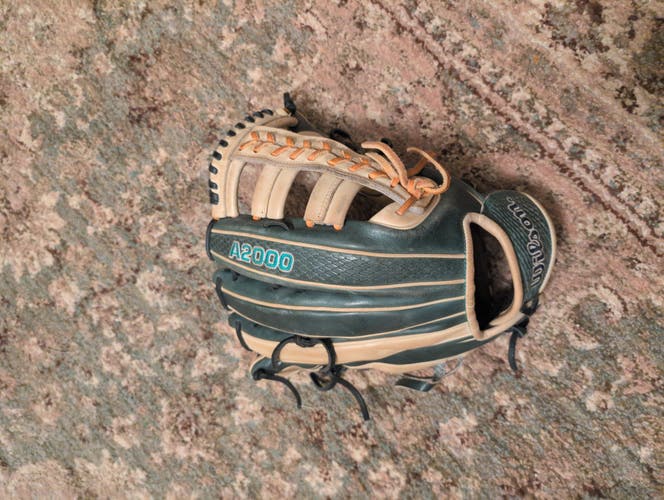 2023 Wilson RH Outfield A2000 JR44 Baseball Glove 12.75" (Used)