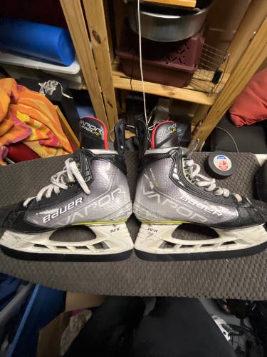 2021 Bauer Vapor Hyperlite Hockey Skates Regular Width Size 6.5 (Used)