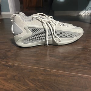 Men's Size M 10.5 (W 11.5) Adidas Shoes (Used)