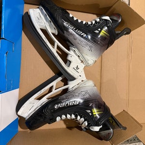 2023 Bauer Vapor Hyperlite 2 Hockey Skates Regular Width 9 (Used)