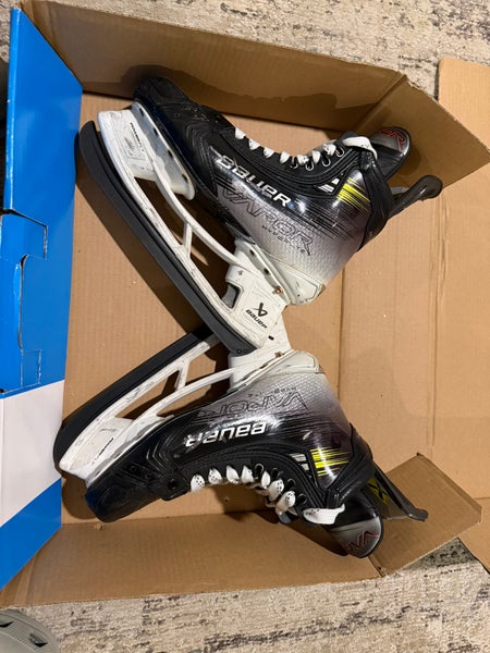 2023 Bauer Vapor Hyperlite 2 Hockey Skates Regular Width 9 (Used)